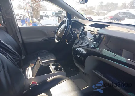 2012 Toyota Sienna Le V6 8 Passenger z USA, uszkodzony, nr VIN 5TDKK3DC5CS262851